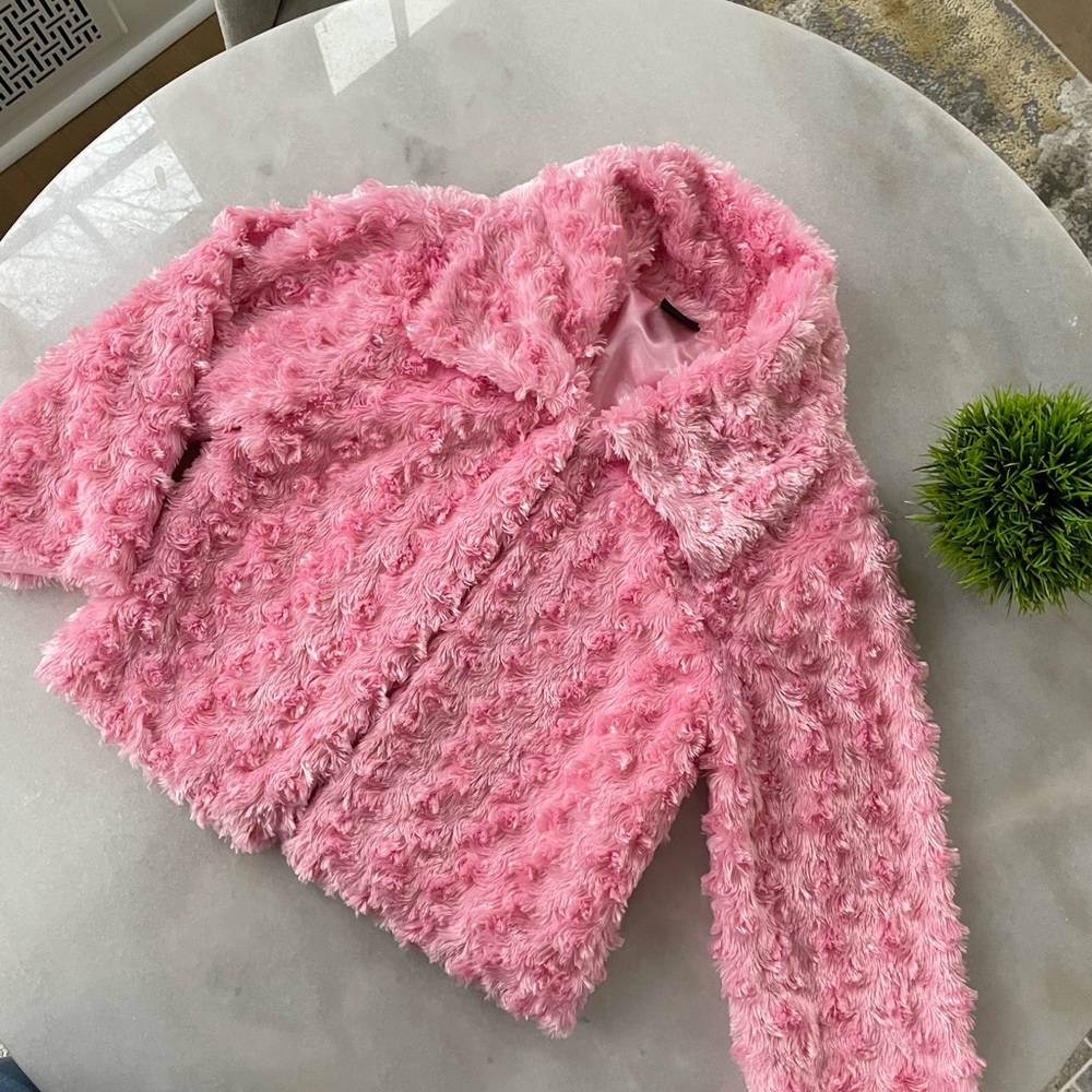 Cajon pink 3/4 length sleeve jacket.